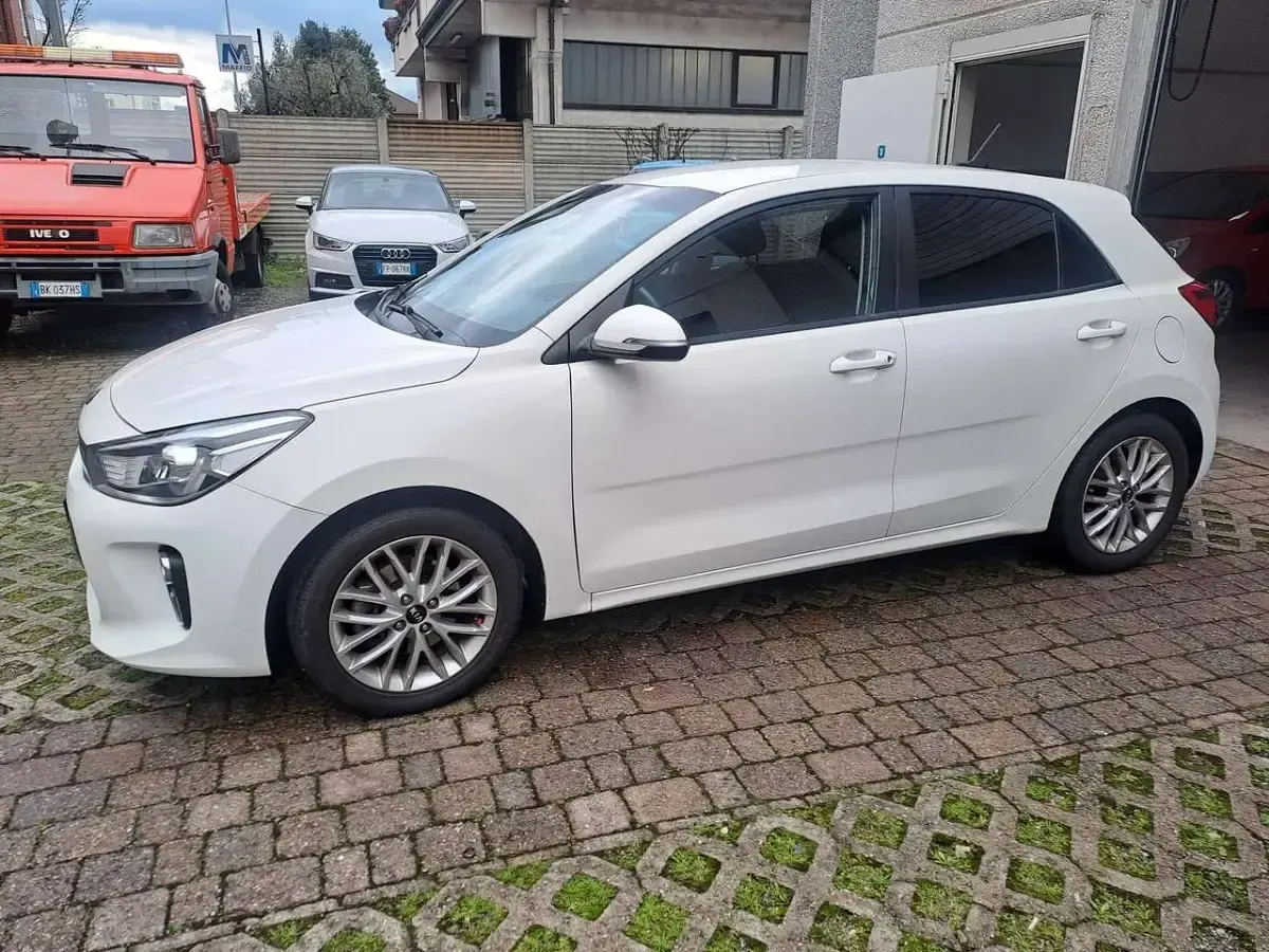 Usata Kia Rio 90 CV (66 kW) 2017 Bianco Berlina
