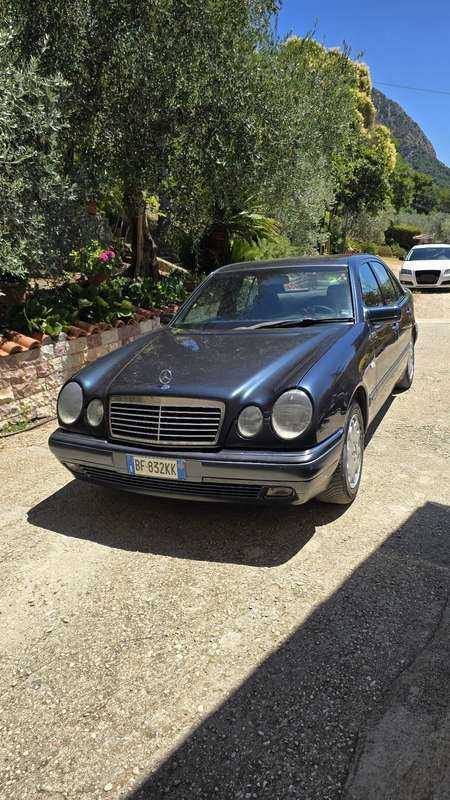 Usata 1999 Mercedes E200 Elegance Tre volumi | 5500 € - Immagine 1/4