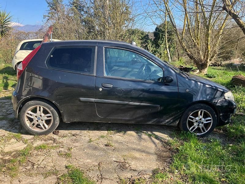 Usata Fiat Punto 69 CV (50 kW) 2005 Nero Utilitaria