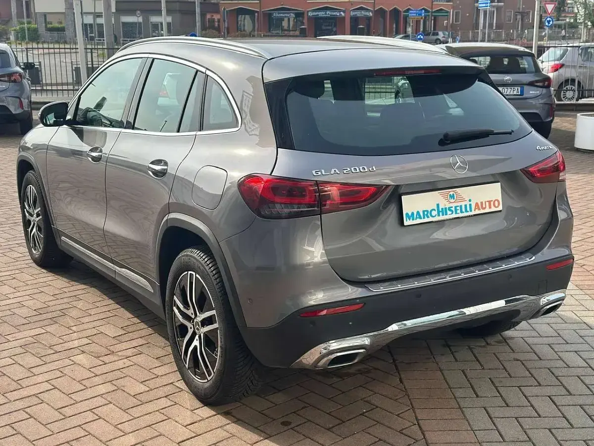 Käytetty Mercedes GLA200 150 HP (110 kW) 2021 Harmaa Katumaasturi