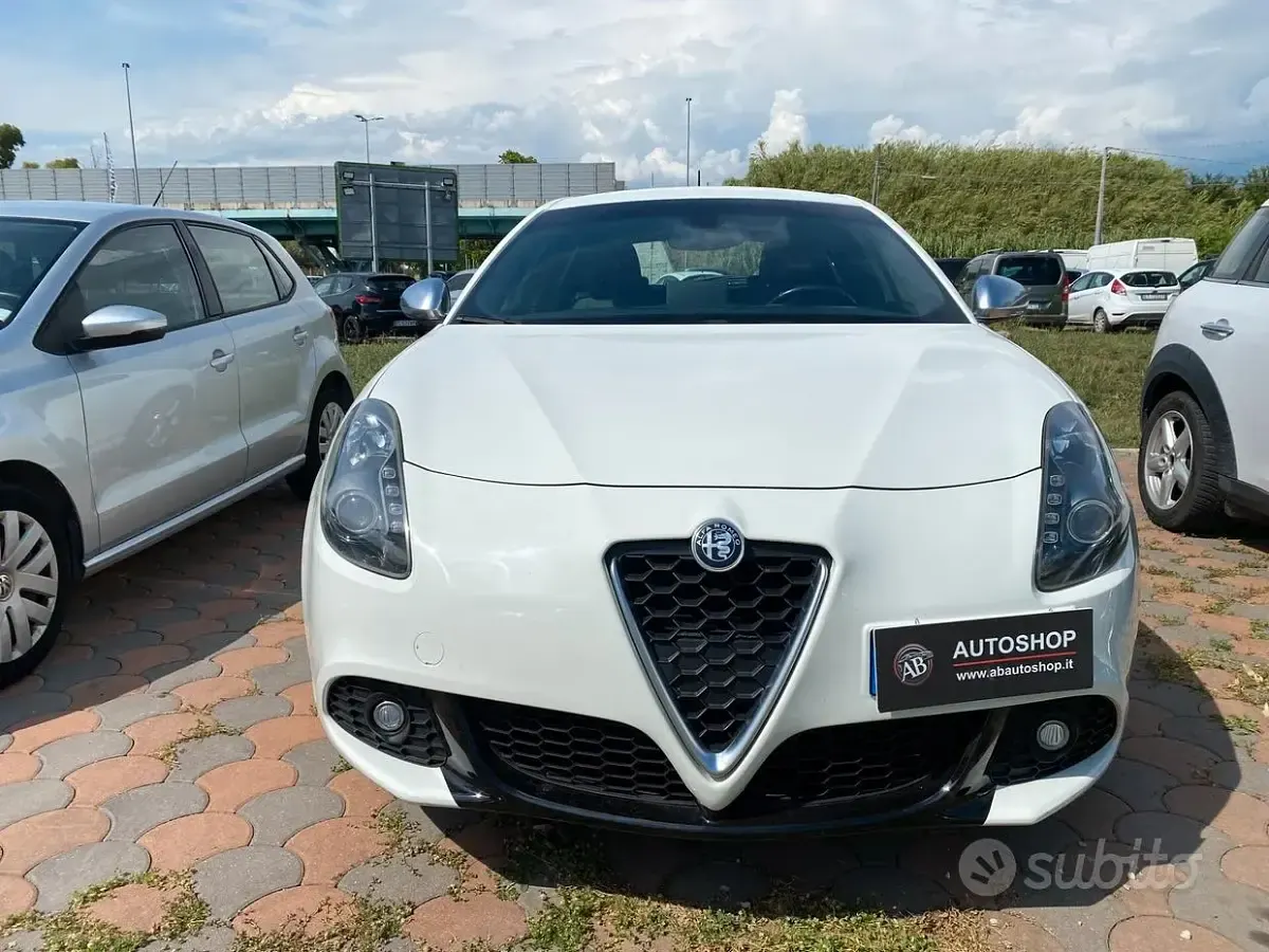 Usata Alfa Romeo Giulietta Exclusive 106 CV (77 kW) 2011 Bianco Utilitaria