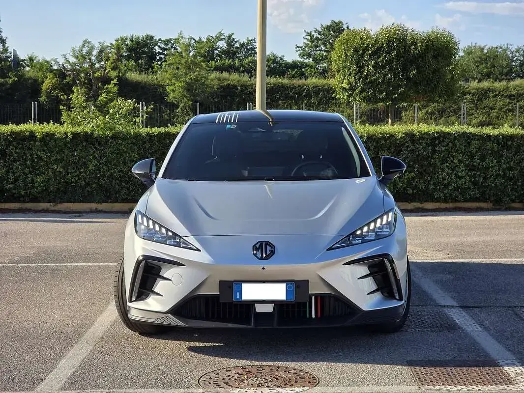 Usata MG MG4 EV Luxury 150 kW (204 CV) 2023 Argento Utilitaria