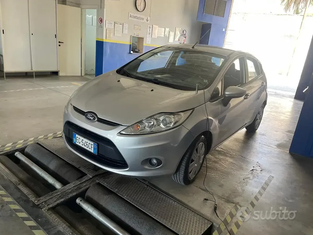 Usata Ford Fiesta 95 CV (69 kW) 2011 Grigio Utilitaria