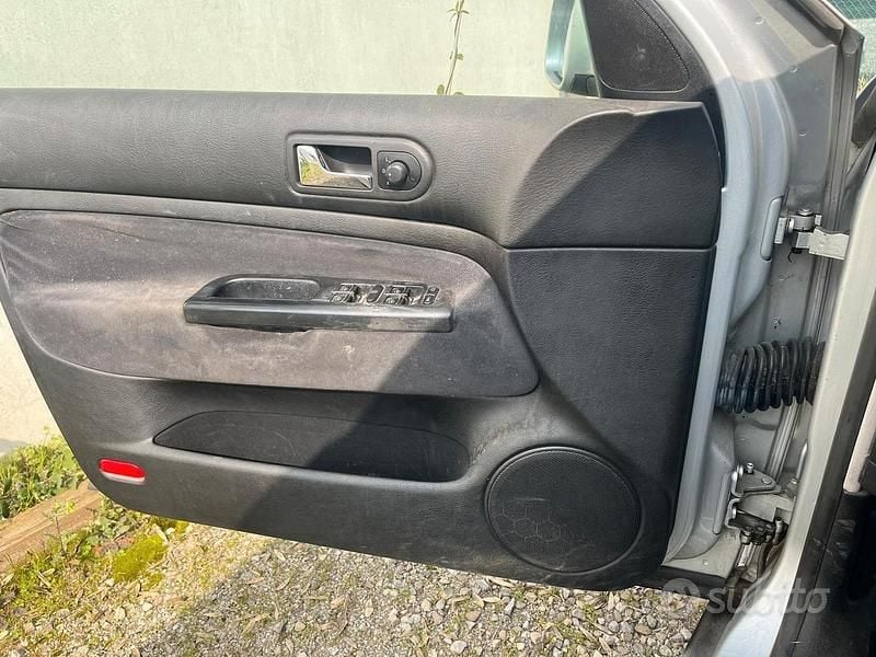 Usata VW Golf IV 100 CV (73 kW) 2000 Grigio Utilitaria