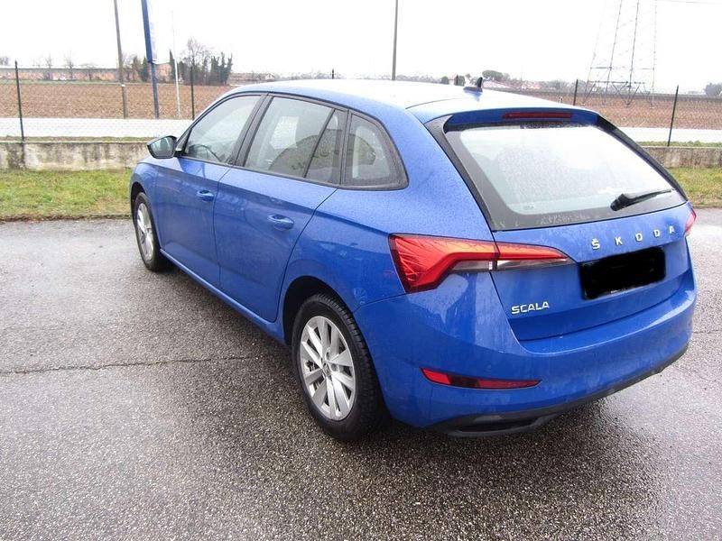 Usata Skoda Scala Ambition 95 CV (69 kW) 2023 Blu/azzurro Utilitaria