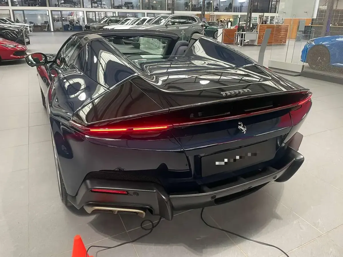 Usata Ferrari 12 Cilindri 829 CV (609 kW) 2025 Blu pozzi Cabrio