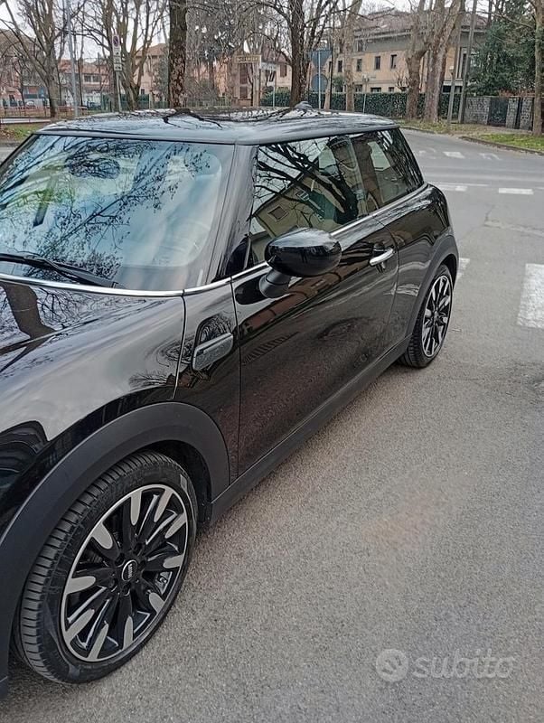 Begagnad Mini Cooper 75 HK (55 kW) 2022 Svart Halvkombi