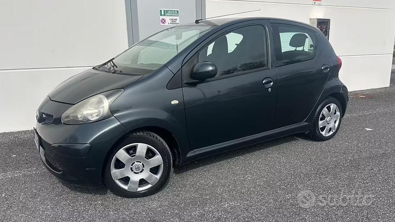 Usata Toyota Aygo 67 CV (49 kW) 2007 Grigio Utilitaria