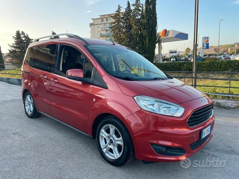 Usata Ford Tourneo Courier 75 CV (55 kW) 2015 Arancione Monovolume