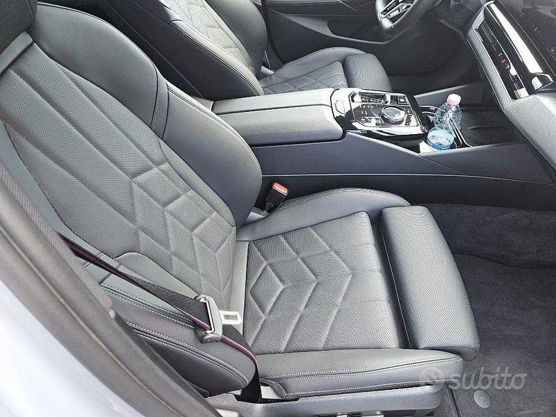 Usata BMW 520 M Sport 197 CV (144 kW) 2024 Grigio pastello Berlina