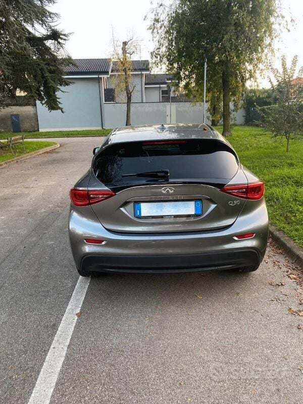 Usata Infiniti Q30 109 CV (80 kW) 2016 Grigio Utilitaria