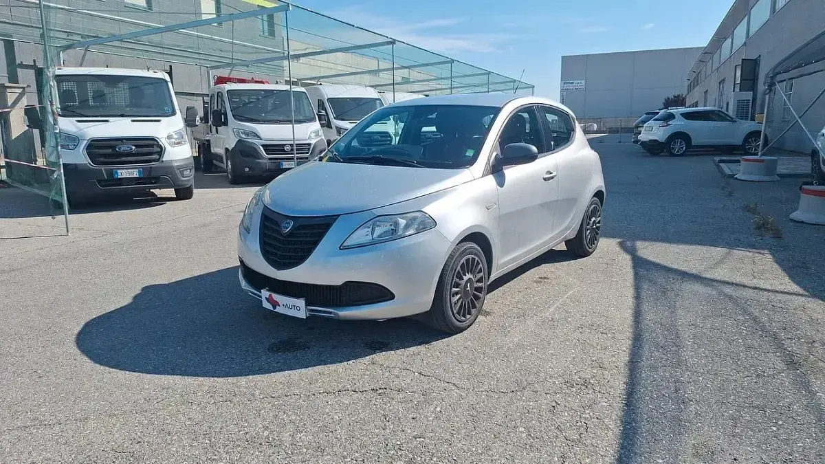 Usata Lancia Ypsilon 69 CV (50 kW) 2015 Argento Utilitaria