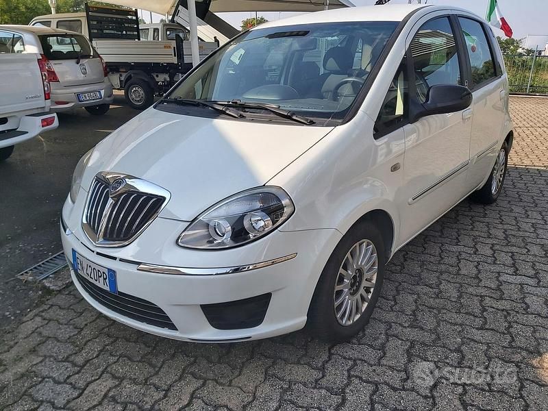 Usata Lancia Musa Gold 77 CV (56 kW) 2012 Bianco Monovolume