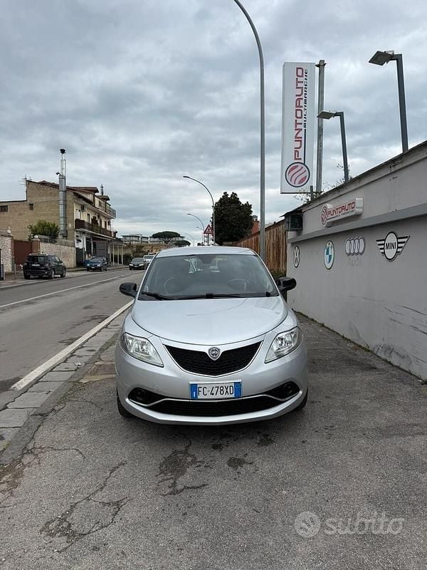 Usata Lancia Ypsilon Gold 95 CV (69 kW) 2016 Grigio Utilitaria