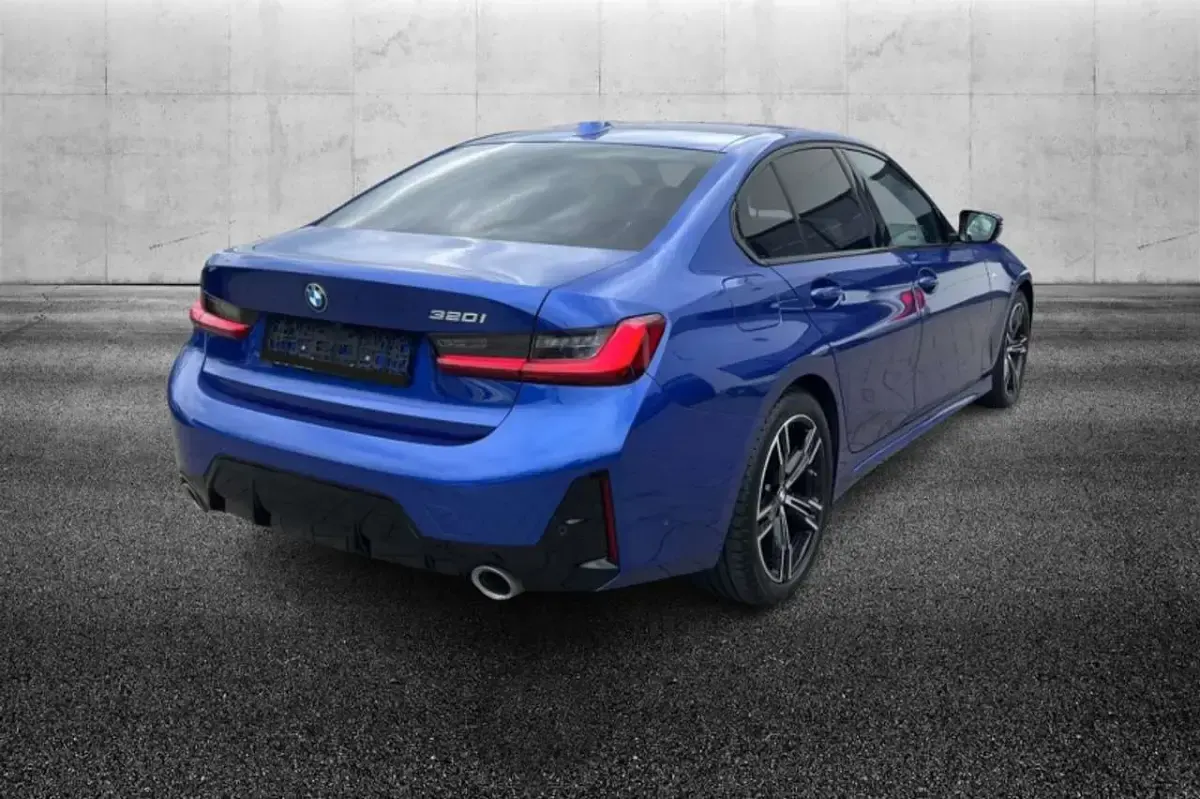 Usata BMW 320 M Sport 184 CV (135 kW) 2023 Blu/azzurro Berlina