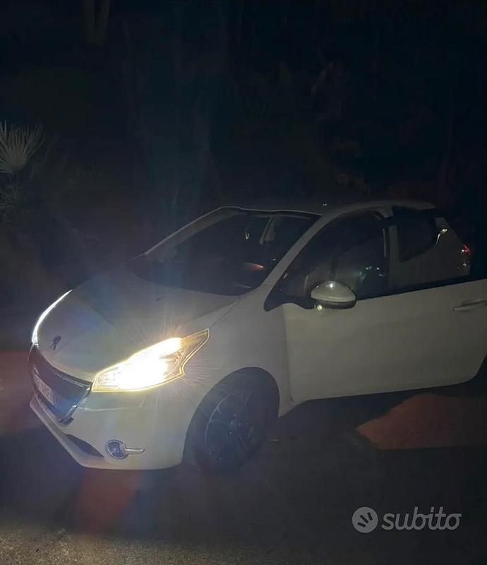 Usata Peugeot 208 82 CV (60 kW) 2015 Bianco Utilitaria