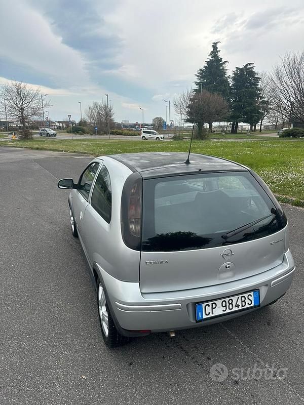 Usata Opel Corsa 45 CV (33 kW) 2005 Grigio Utilitaria