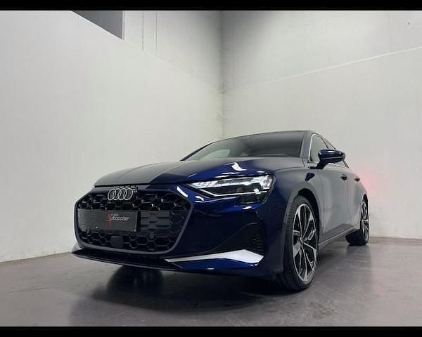 Blu navarra metallizzato Nuova 2025 Audi A3 Advanced Plus Tre volumi | 41.900 € (Buon prezzo) - Immagine 1/4