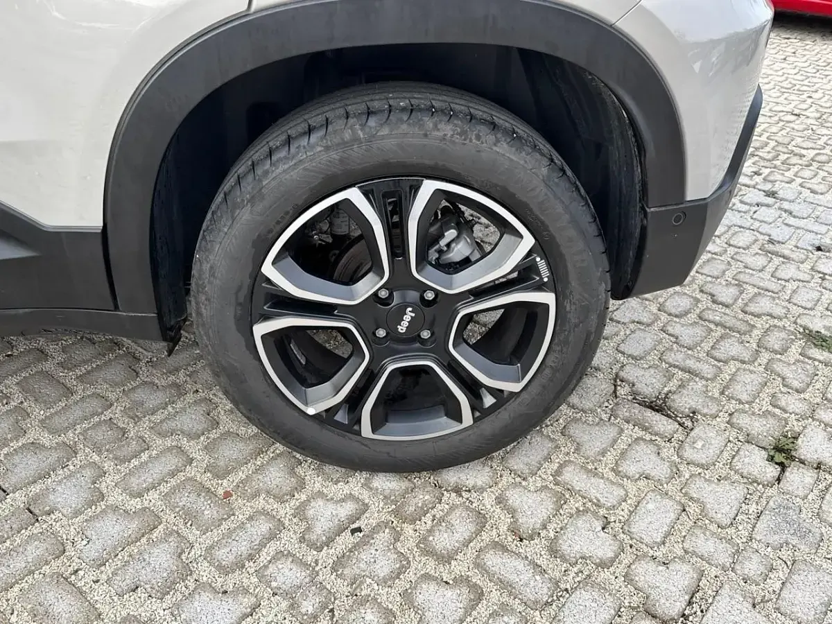 Usata Jeep Avenger Summit 100 CV (73 kW) 2025 Beige SUV