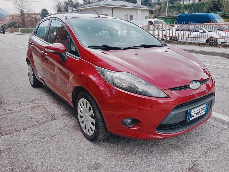 Usata Ford Fiesta Titanium 97 CV (71 kW) 2009 Rosso Utilitaria