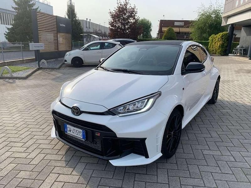 Usata Toyota Yaris 280 CV (205 kW) 2024 Bianco Utilitaria