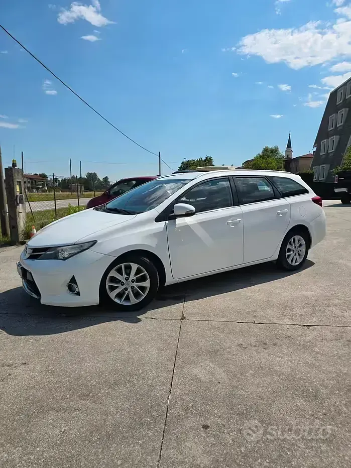 Usata Toyota Auris 90 CV (66 kW) 2014 Bianco Station wagon