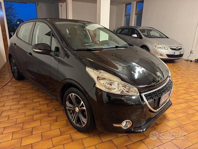 Usata Peugeot 208 68 CV (50 kW) 2015 Nero Utilitaria