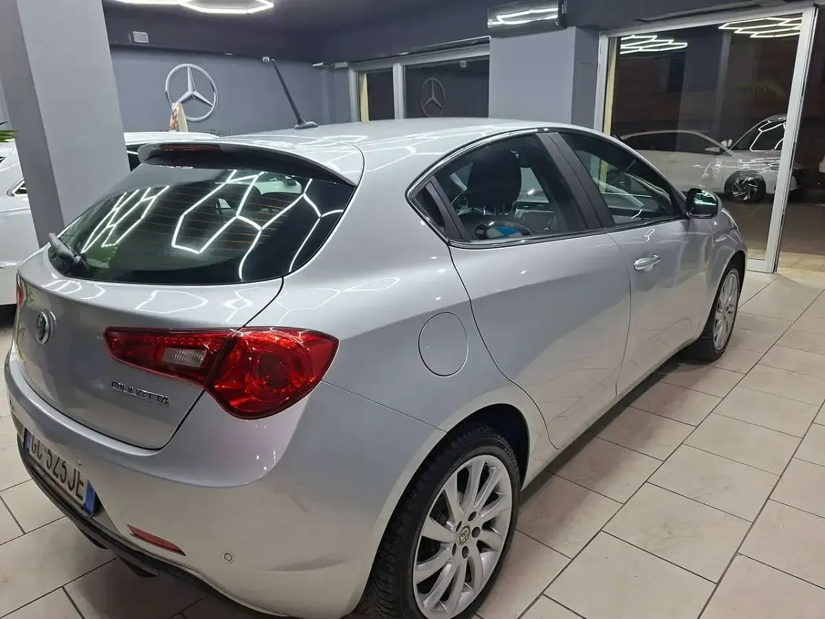 Usata Alfa Romeo Giulietta Ti 120 CV (88 kW) 2020 Argento Utilitaria