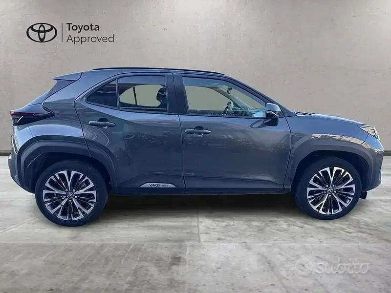 Usata Toyota Yaris Cross Lounge 116 CV (85 kW) 2023 Grigio SUV