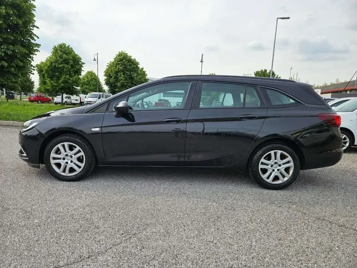Usata Opel Astra Business 110 CV (80 kW) 2016 Nero Station wagon