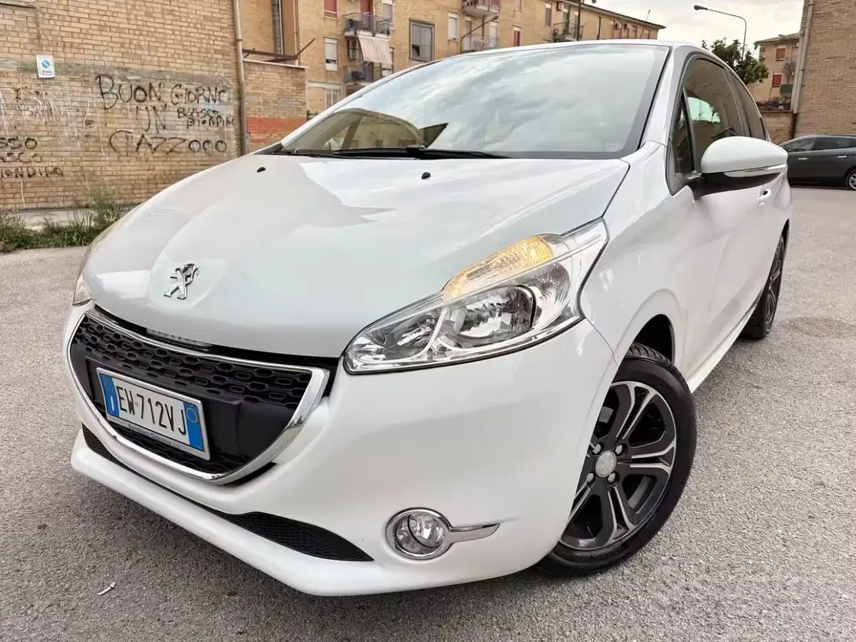 Usata Peugeot 208 68 CV (50 kW) 2014 Bianco Utilitaria