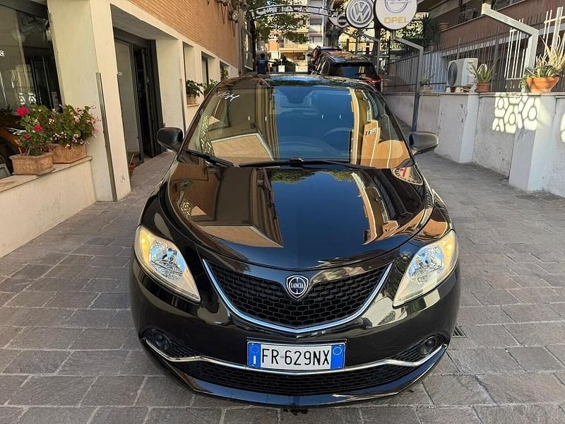 Usata Lancia Ypsilon Silver 95 CV (69 kW) 2018 Nero Utilitaria