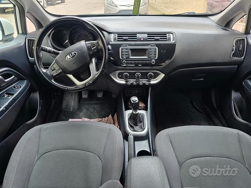 Usado Kia Rio 90 HP (66 kW) 2015 Branco Sedan