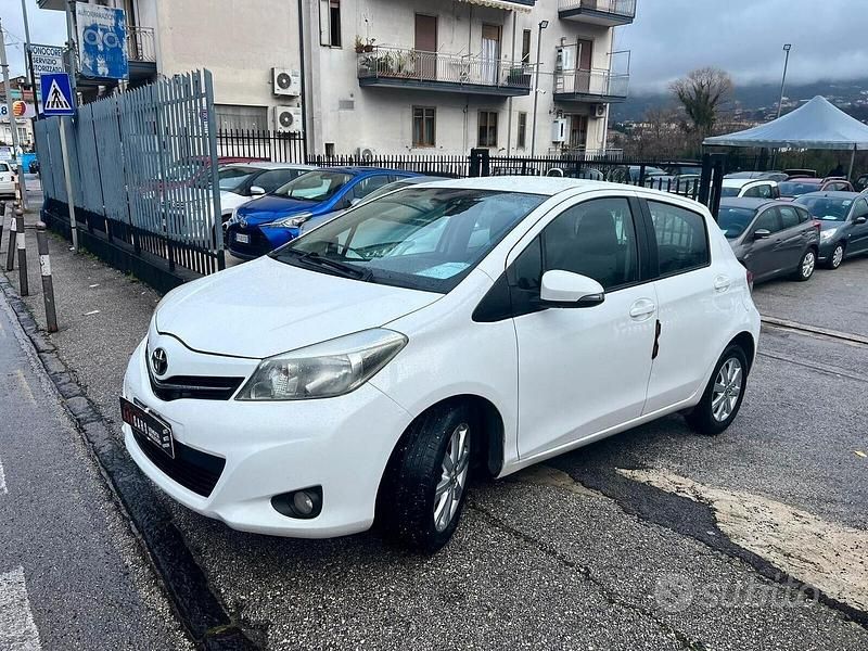 Usata Toyota Yaris Lounge 89 CV (65 kW) 2013 Bianco Berlina