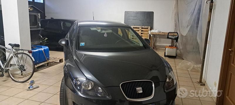 Occasion Seat Leon 100 ch (73 kW) 2011 Gris Citadine