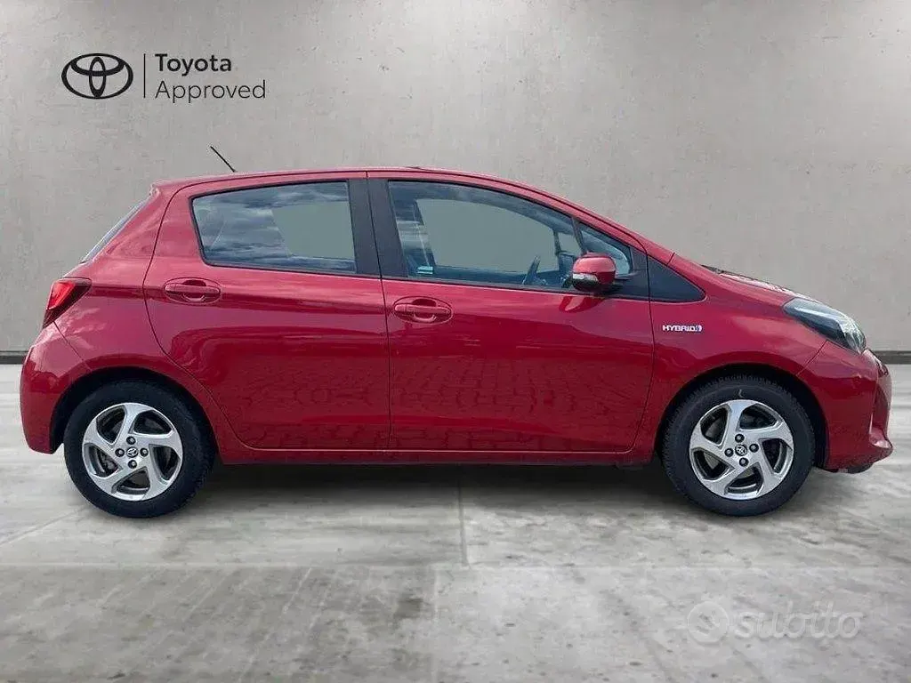 Usata Toyota Yaris Hybrid Active 73 CV (53 kW) 2016 Rosso Berlina
