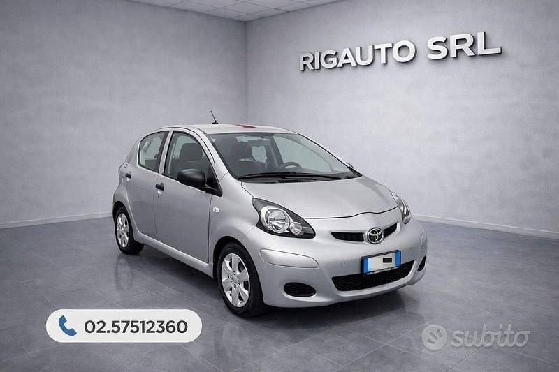 Usata Toyota Aygo Sol 68 CV (50 kW) 2010 Grigio Utilitaria