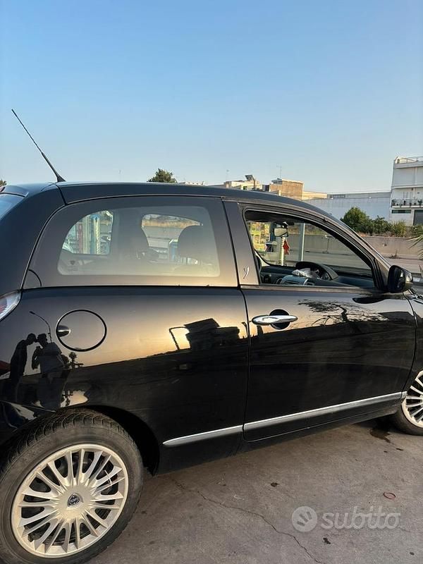 Usata Lancia Ypsilon 60 CV (44 kW) 2011 Nero Utilitaria