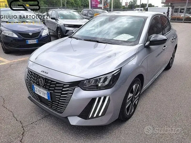 Usata Peugeot 208 Allure 102 CV (75 kW) 2025 Grigio Utilitaria