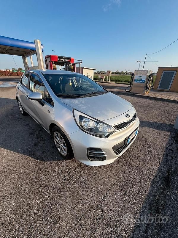 Usata Kia Rio Active 75 CV (55 kW) 2015 Grigio Berlina