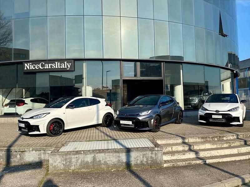 Usata Toyota Yaris 280 CV (205 kW) 2024 Bianco Utilitaria