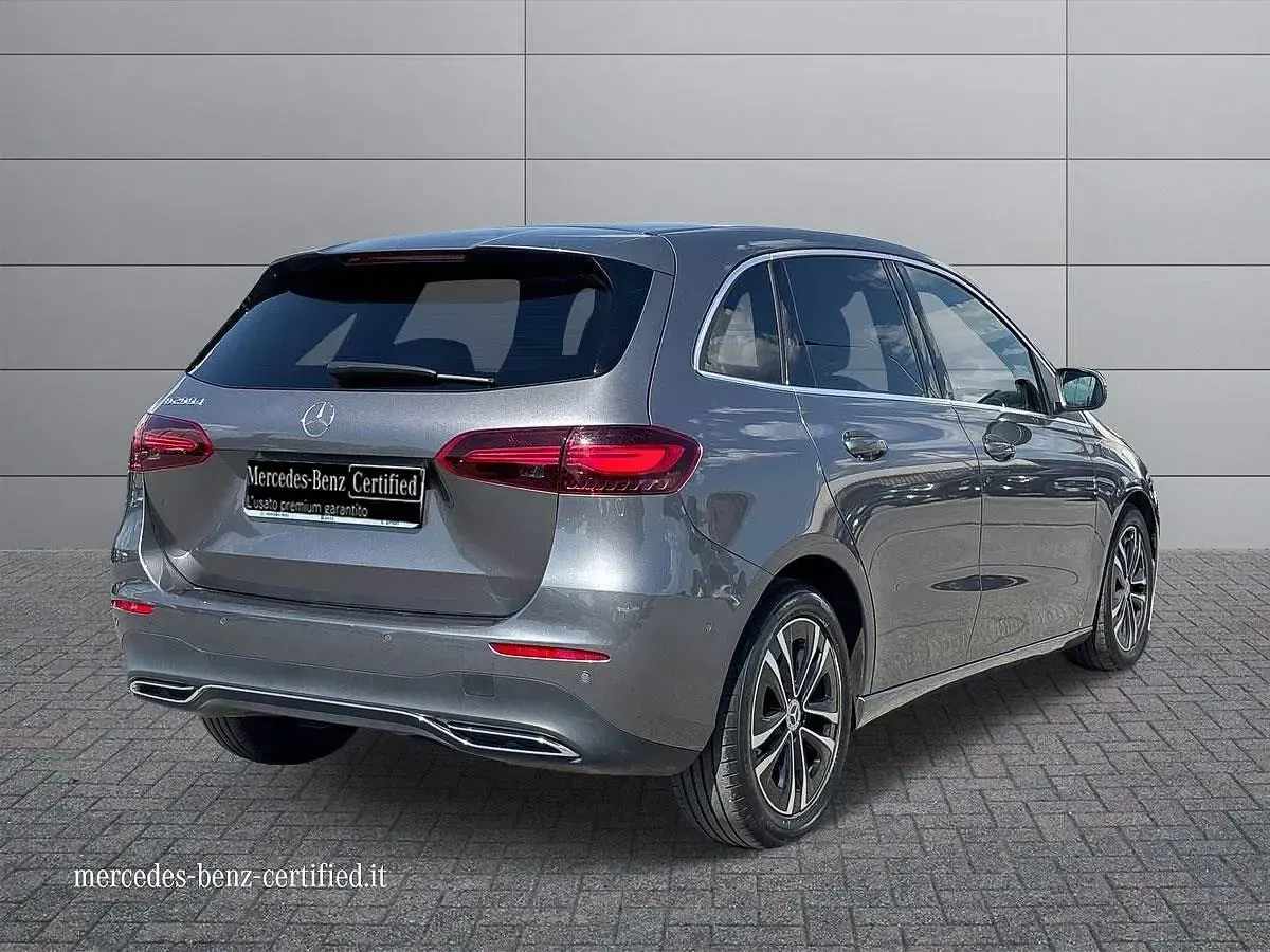 Usata Mercedes B180 Advanced 116 CV (85 kW) 2024 Grigio medio metallizzato Utilitaria