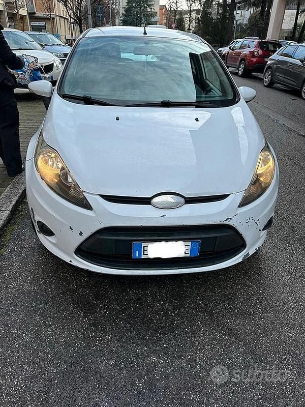 Usata Ford Fiesta Titanium 96 CV (70 kW) 2010 Bianco Utilitaria
