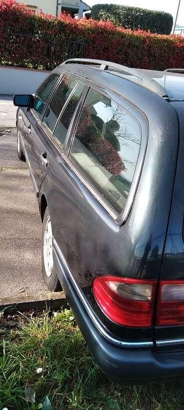 Usata Mercedes E250 Elegance 150 CV (110 kW) 1997 Blu/azzurro Station wagon