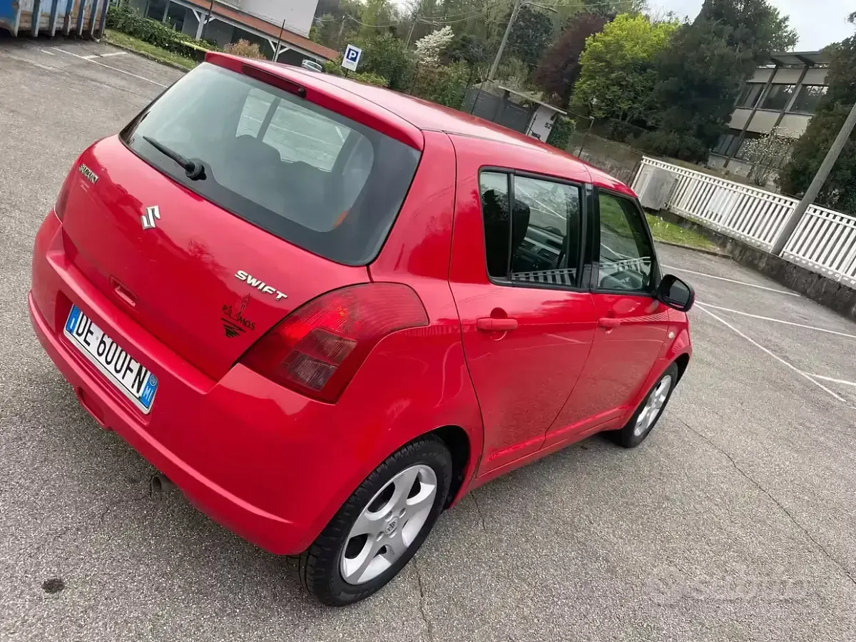 Second-hand Suzuki Swift GLX 92 CP (67 kW) 2006 Roșu Hatchback