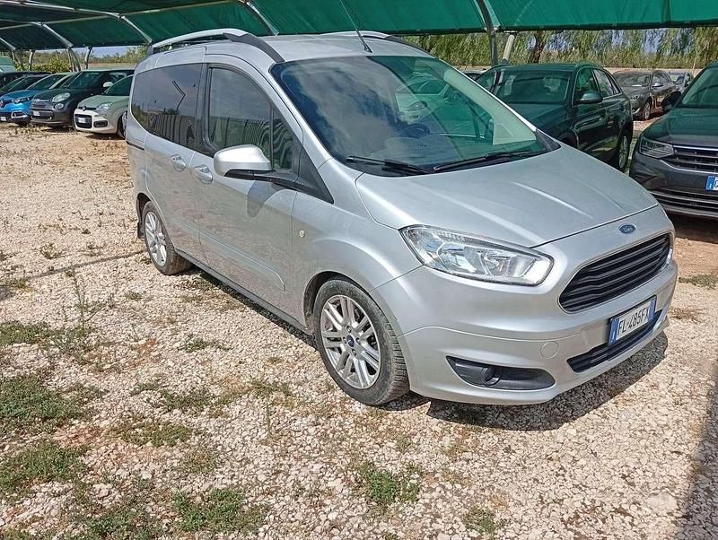 Usata Ford Tourneo Courier Titanium 95 CV (69 kW) 2017 Argento Monovolume
