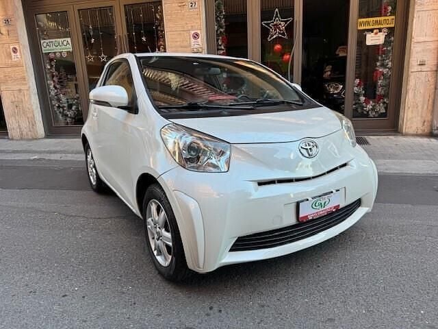 Usata Toyota iQ Sol 68 CV (50 kW) 2010 Bianco Utilitaria
