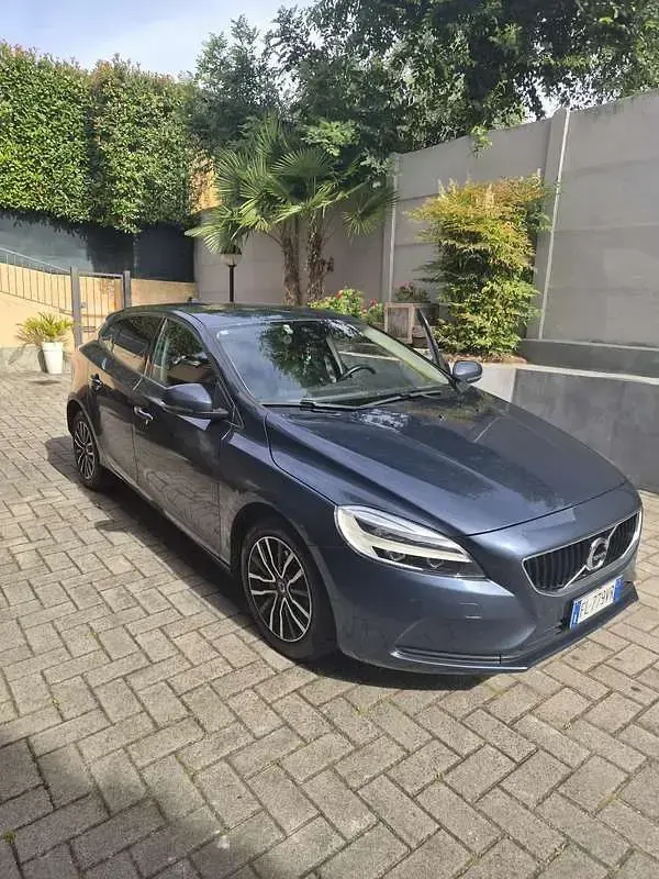Usata Volvo V40 Momentum 120 CV (88 kW) 2017 Bluazzurro Berlina
