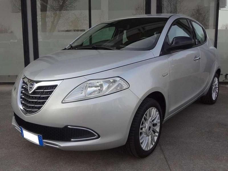 Usata Lancia Ypsilon Gold 69 CV (50 kW) 2013 Argento Utilitaria