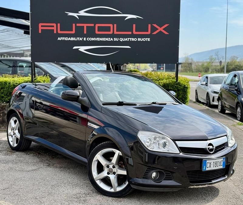 Usata Opel Tigra Sport 69 CV (50 kW) 2006 Nero Cabrio